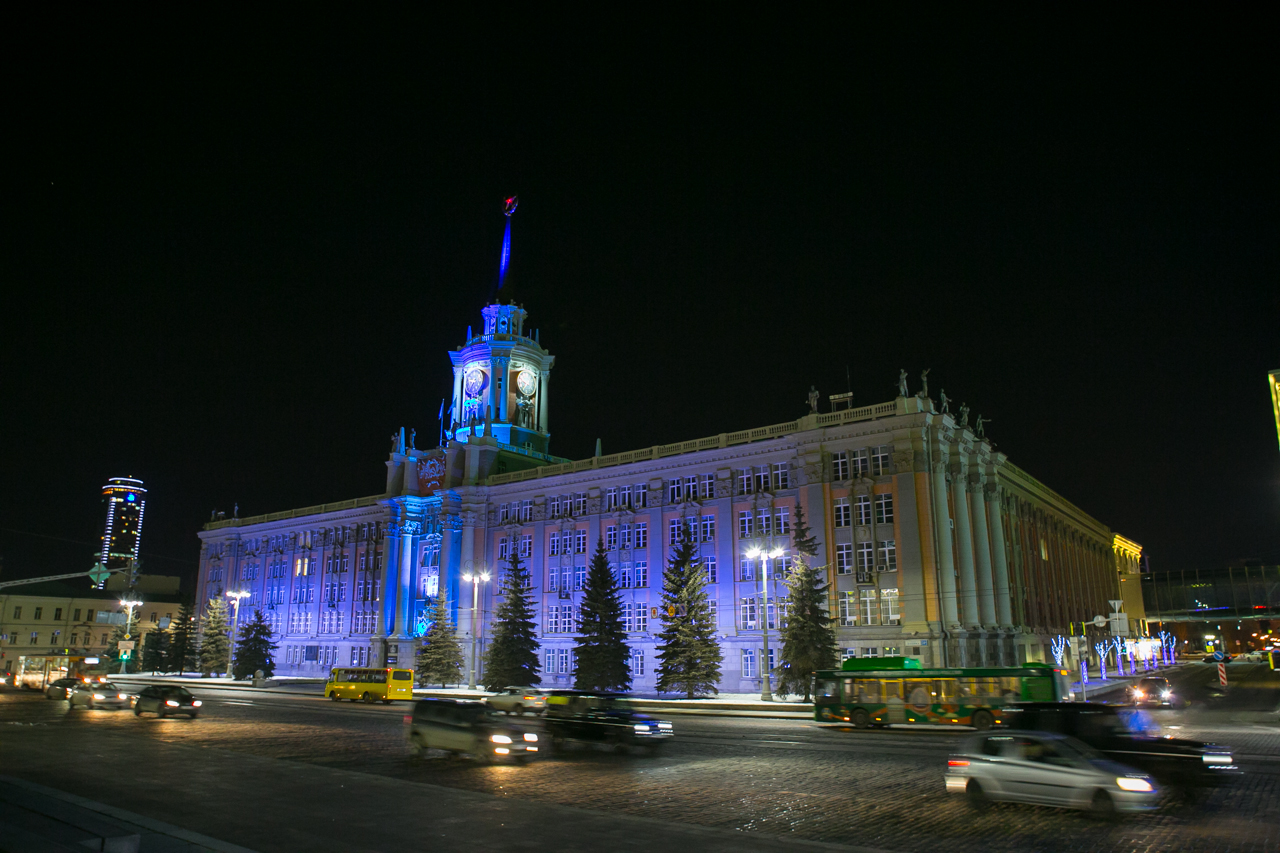 Синее здание в центре Екатеринбурга
